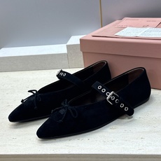 Miumiu 2026早春新款蝴蝶结芭蕾舞女鞋 缪缪字母logo五金扣平底尖头玛丽珍单鞋 材质:鞋面进口羊猄皮+水染羊皮 Miumiu 2026早春新款蝴蝶结芭蕾舞女鞋 缪缪字母logo五金扣平底尖头玛丽珍单鞋 材质:鞋面进口羊猄皮+水染羊皮