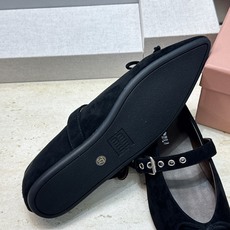 Miumiu 2026早春新款蝴蝶结芭蕾舞女鞋 缪缪字母logo五金扣平底尖头玛丽珍单鞋 材质:鞋面进口羊猄皮+水染羊皮 Miumiu 2026早春新款蝴蝶结芭蕾舞女鞋 缪缪字母logo五金扣平底尖头玛丽珍单鞋 材质:鞋面进口羊猄皮+水染羊皮