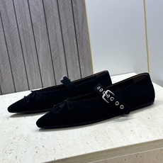 Miumiu 2026早春新款蝴蝶结芭蕾舞女鞋 缪缪字母logo五金扣平底尖头玛丽珍单鞋 材质:鞋面进口羊猄皮+水染羊皮 Miumiu 2026早春新款蝴蝶结芭蕾舞女鞋 缪缪字母logo五金扣平底尖头玛丽珍单鞋 材质:鞋面进口羊猄皮+水染羊皮