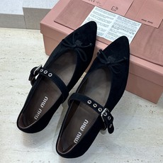 Miumiu 2026早春新款蝴蝶结芭蕾舞女鞋 缪缪字母logo五金扣平底尖头玛丽珍单鞋 材质:鞋面进口羊猄皮+水染羊皮 Miumiu 2026早春新款蝴蝶结芭蕾舞女鞋 缪缪字母logo五金扣平底尖头玛丽珍单鞋 材质:鞋面进口羊猄皮+水染羊皮