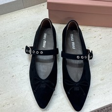Miumiu 2026早春新款蝴蝶结芭蕾舞女鞋 缪缪字母logo五金扣平底尖头玛丽珍单鞋 材质:鞋面进口羊猄皮+水染羊皮 Miumiu 2026早春新款蝴蝶结芭蕾舞女鞋 缪缪字母logo五金扣平底尖头玛丽珍单鞋 材质:鞋面进口羊猄皮+水染羊皮