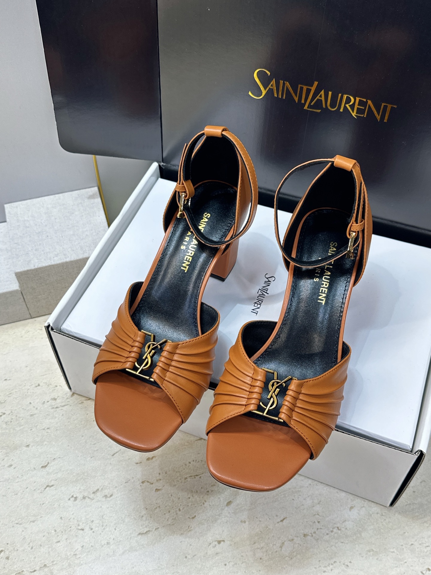 SAINT LAURENT PARIS 圣罗兰2026春夏新款中跟女鞋 YSL字母logo五金扣粗跟圆头露趾后包凉鞋 SAINT LAURENT PARIS 圣罗兰2026春夏新款中跟女鞋 YSL字母logo五金扣粗跟圆头露趾后包凉鞋