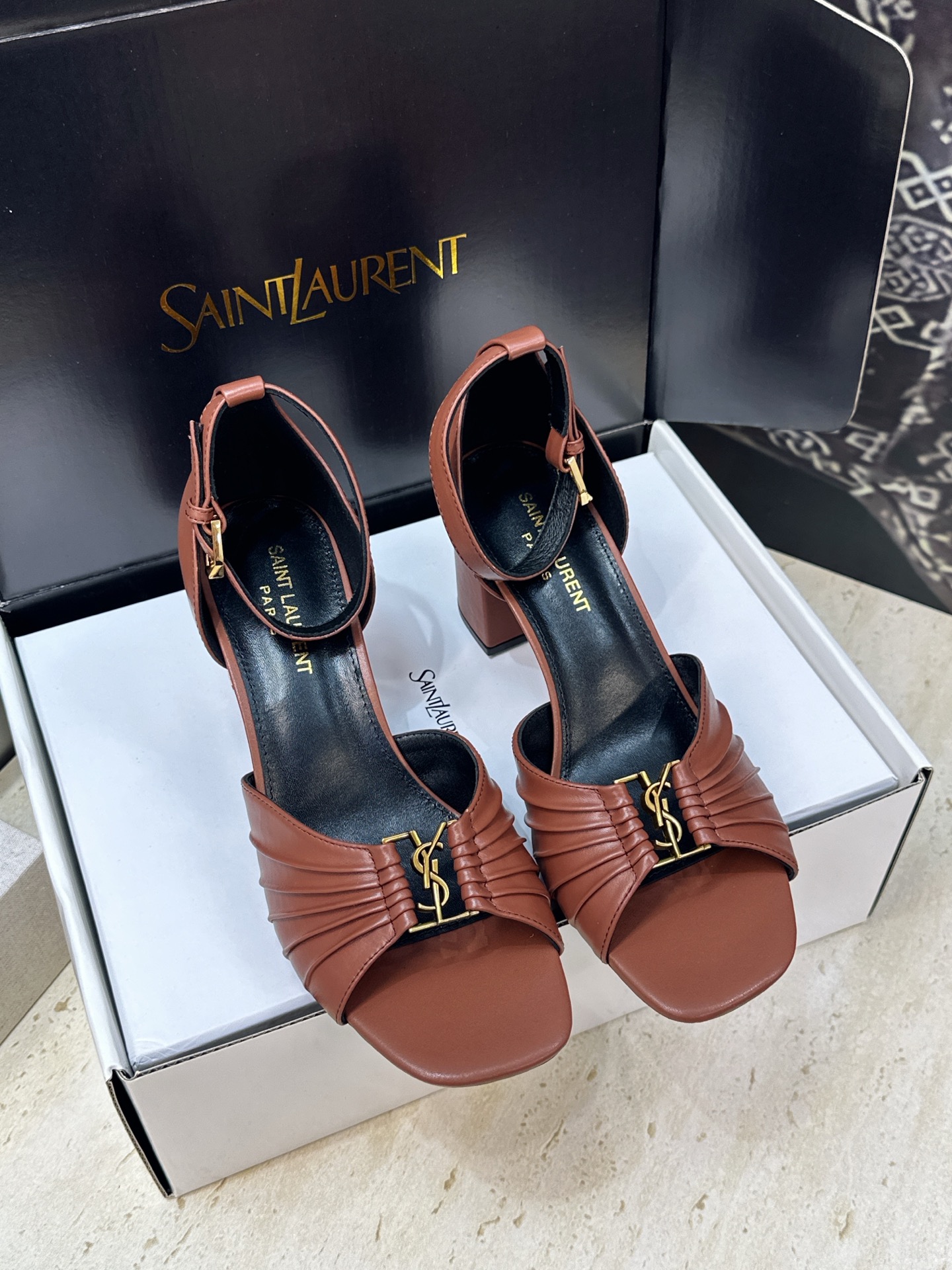 SAINT LAURENT PARIS 圣罗兰2026春夏新款中跟女鞋  YSL字母logo五金扣粗跟圆头露趾后包凉鞋 