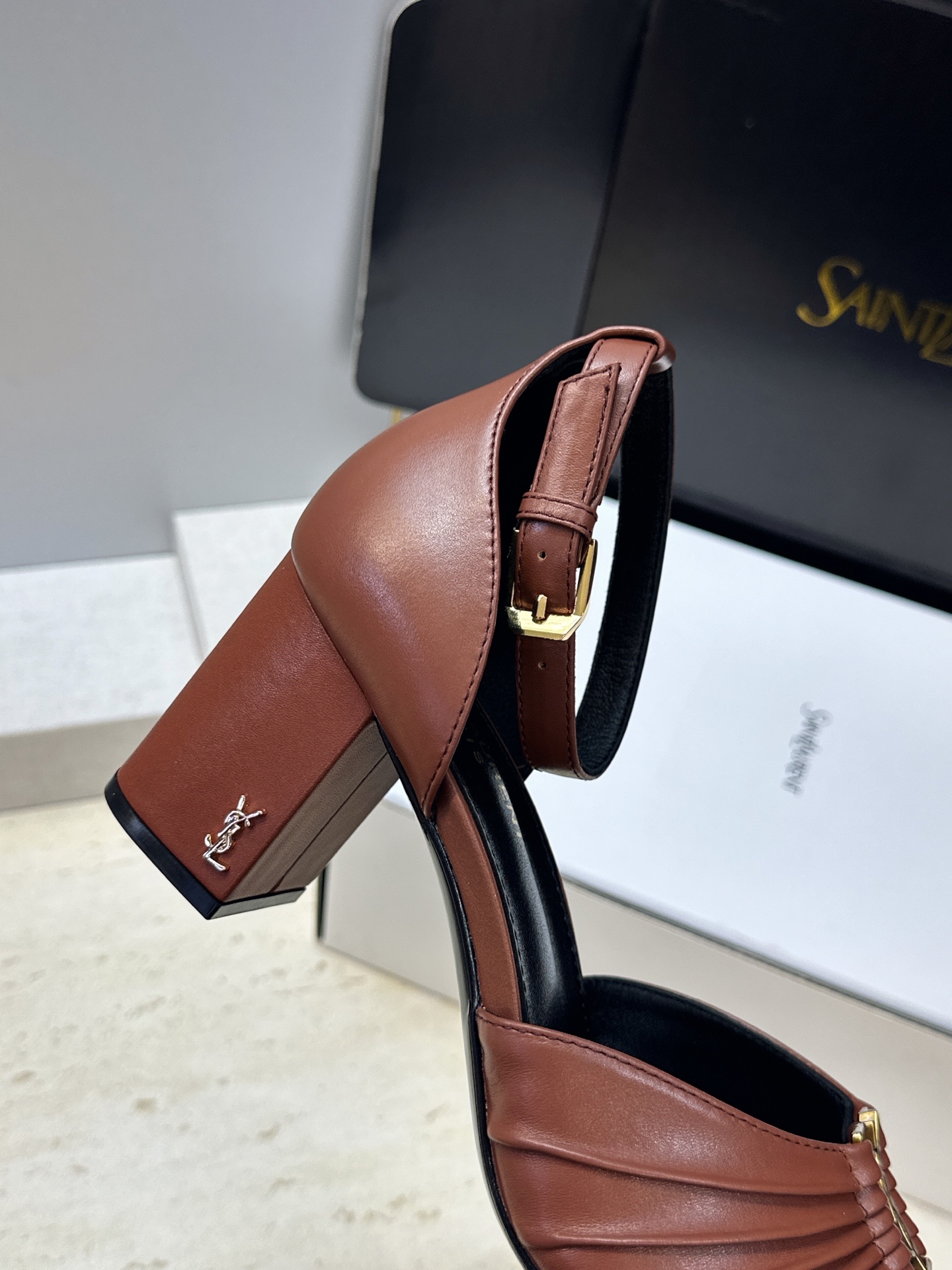 SAINT LAURENT PARIS 圣罗兰2026春夏新款中跟女鞋  YSL字母logo五金扣粗跟圆头露趾后包凉鞋 