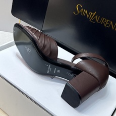 SAINT LAURENT PARIS 圣罗兰2026春夏新款中跟女鞋 YSL字母logo五金扣粗跟圆头露趾后包凉鞋 SAINT LAURENT PARIS 圣罗兰2026春夏新款中跟女鞋 YSL字母logo五金扣粗跟圆头露趾后包凉鞋
