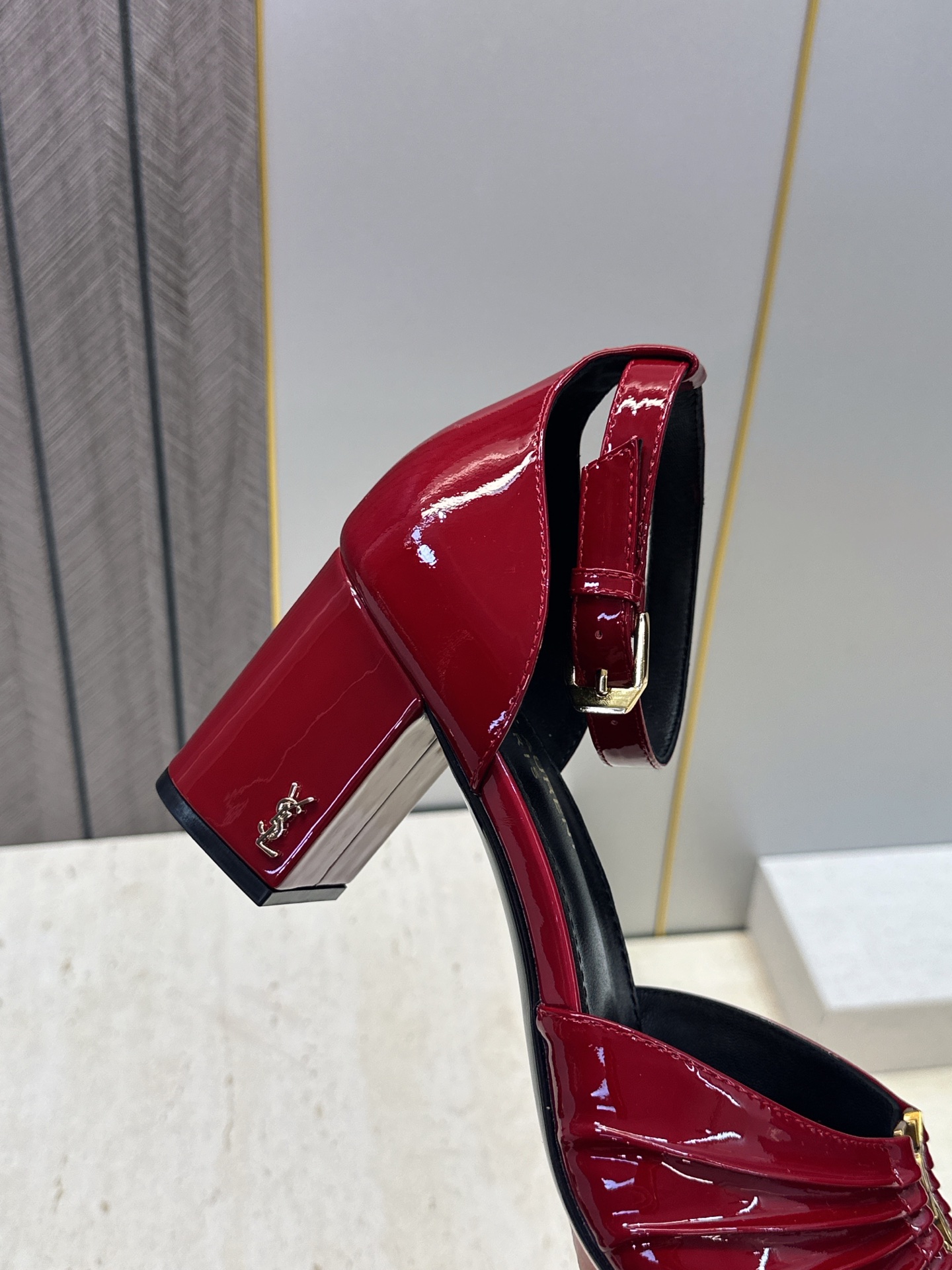 SAINT LAURENT PARIS 圣罗兰2026春夏新款中跟女鞋 YSL字母logo五金扣粗跟圆头露趾后包凉鞋 SAINT LAURENT PARIS 圣罗兰2026春夏新款中跟女鞋 YSL字母logo五金扣粗跟圆头露趾后包凉鞋