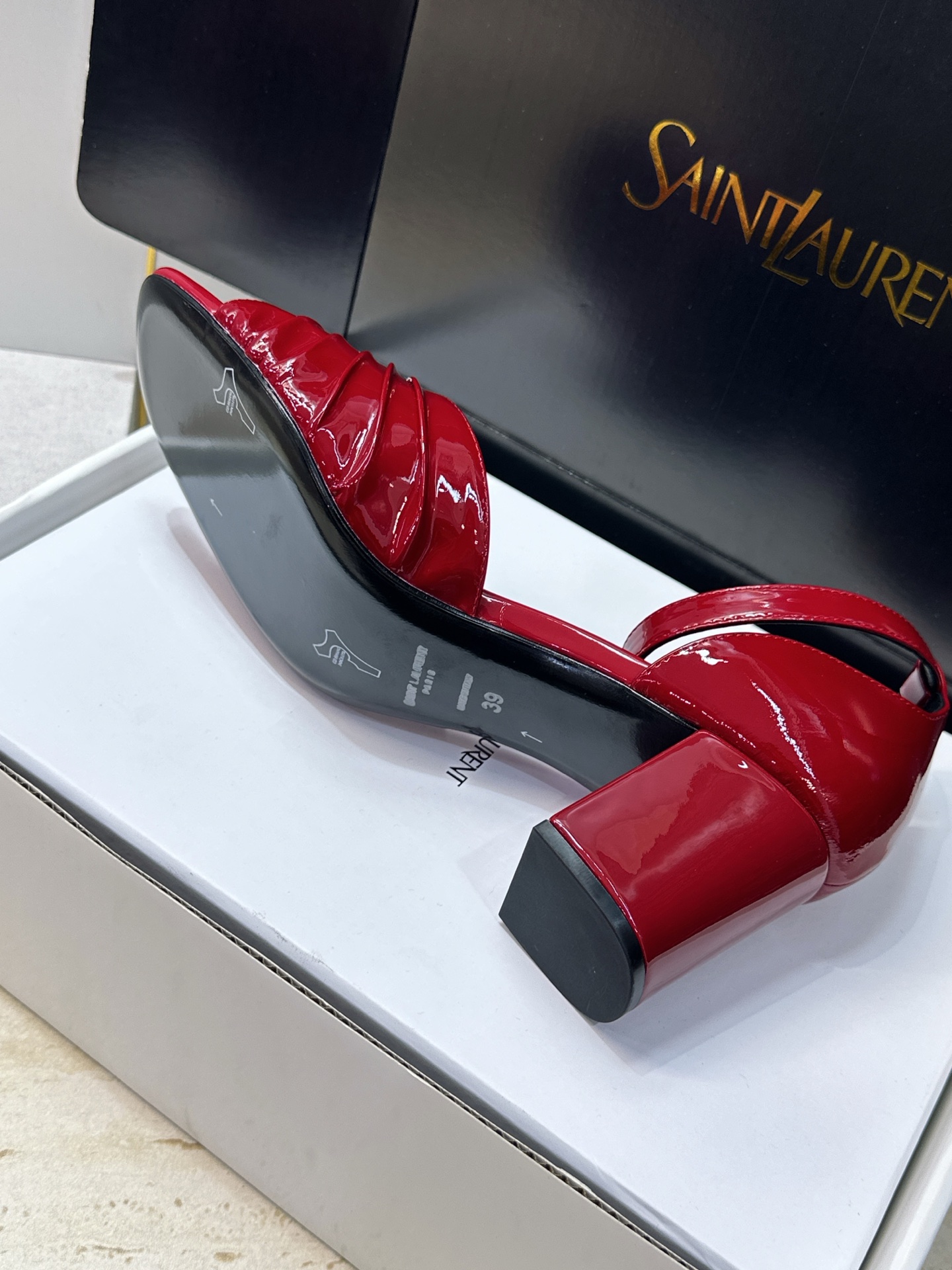 SAINT LAURENT PARIS 圣罗兰2026春夏新款中跟女鞋 YSL字母logo五金扣粗跟圆头露趾后包凉鞋 SAINT LAURENT PARIS 圣罗兰2026春夏新款中跟女鞋 YSL字母logo五金扣粗跟圆头露趾后包凉鞋