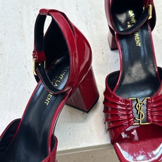 SAINT LAURENT PARIS 圣罗兰2026春夏新款中跟女鞋 YSL字母logo五金扣粗跟圆头露趾后包凉鞋 SAINT LAURENT PARIS 圣罗兰2026春夏新款中跟女鞋 YSL字母logo五金扣粗跟圆头露趾后包凉鞋
