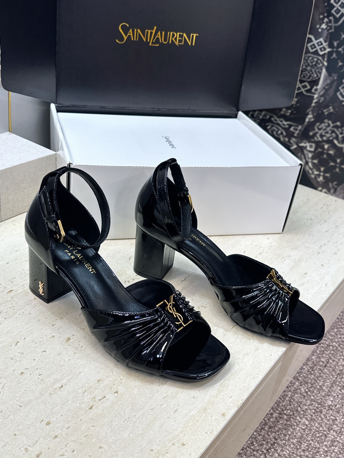 SAINT LAURENT PARIS 圣罗兰2026春夏新款中跟女鞋  YSL字母logo五金扣粗跟圆头露趾后包凉鞋 