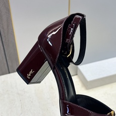 SAINT LAURENT PARIS 圣罗兰2026春夏新款中跟女鞋 YSL字母logo五金扣粗跟圆头露趾后包凉鞋 SAINT LAURENT PARIS 圣罗兰2026春夏新款中跟女鞋 YSL字母logo五金扣粗跟圆头露趾后包凉鞋