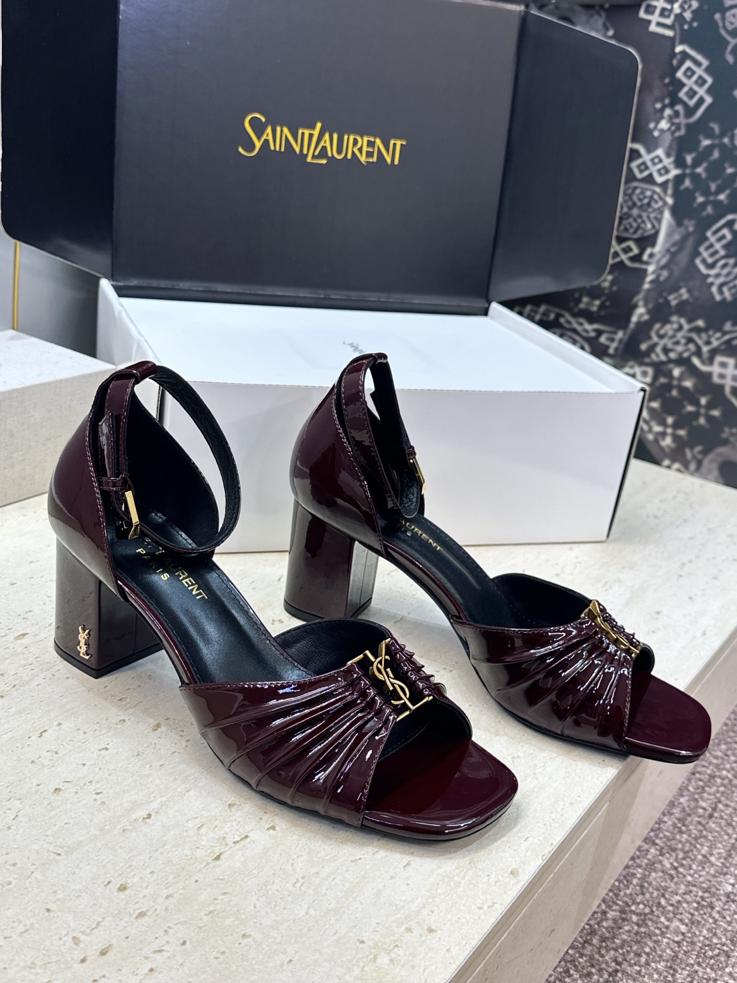 SAINT LAURENT PARIS 圣罗兰2026春夏新款中跟女鞋  YSL字母logo五金扣粗跟圆头露趾后包凉鞋 