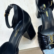 SAINT LAURENT PARIS 圣罗兰2026春夏新款中跟女鞋 YSL字母logo五金扣粗跟圆头露趾后包凉鞋 SAINT LAURENT PARIS 圣罗兰2026春夏新款中跟女鞋 YSL字母logo五金扣粗跟圆头露趾后包凉鞋