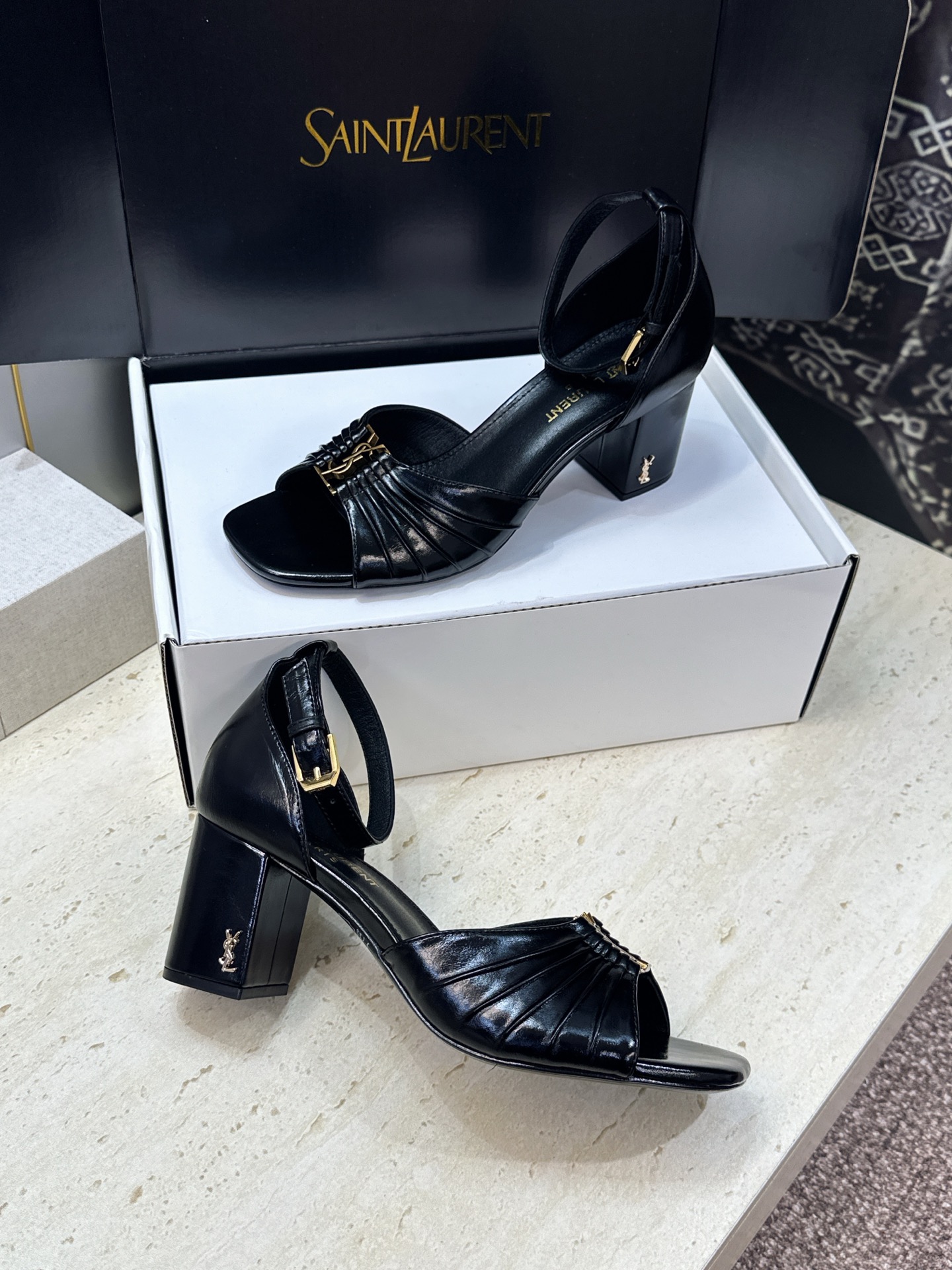 SAINT LAURENT PARIS 圣罗兰2026春夏新款中跟女鞋 YSL字母logo五金扣粗跟圆头露趾后包凉鞋 SAINT LAURENT PARIS 圣罗兰2026春夏新款中跟女鞋 YSL字母logo五金扣粗跟圆头露趾后包凉鞋