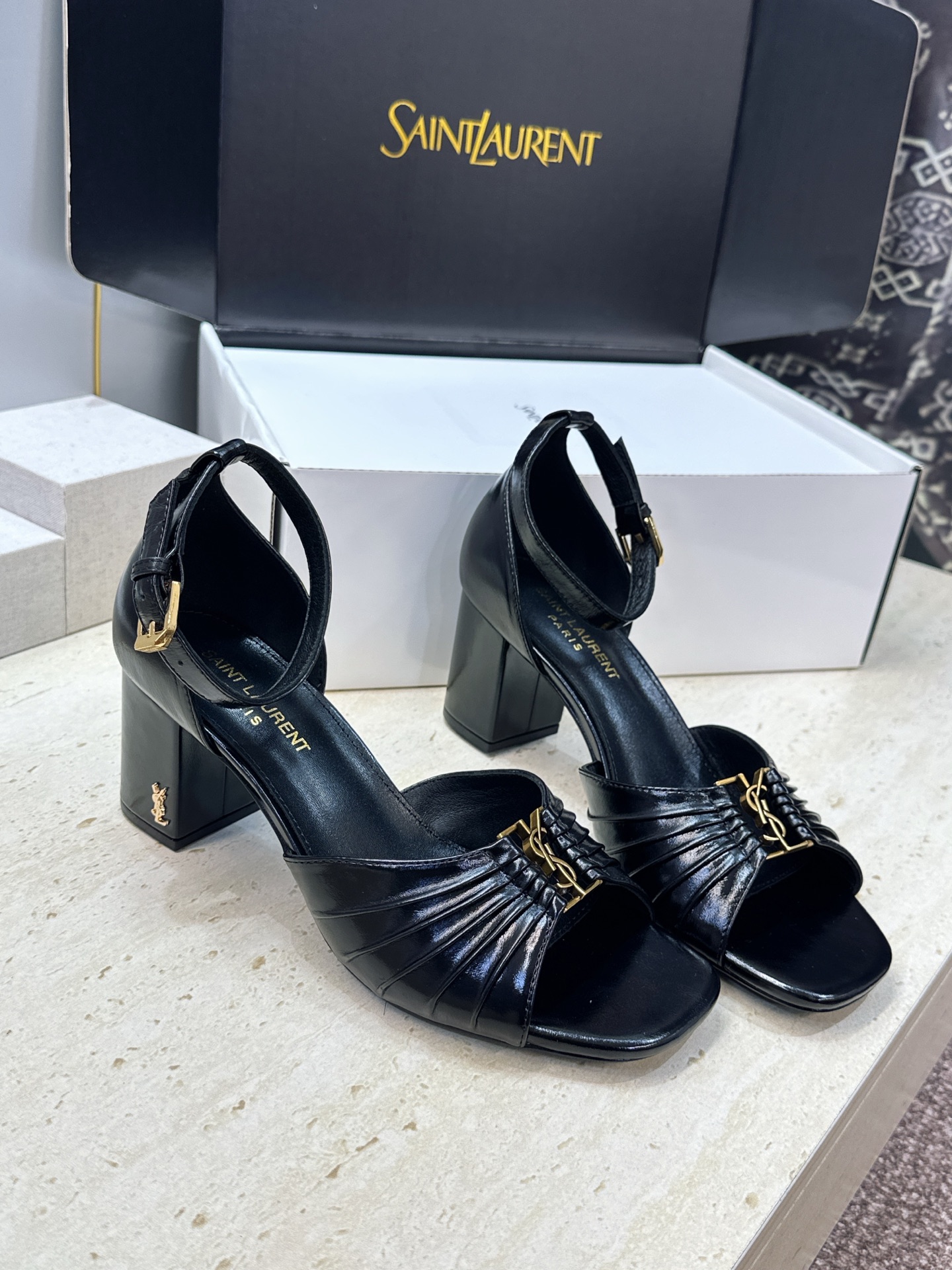 SAINT LAURENT PARIS 圣罗兰2026春夏新款中跟女鞋  YSL字母logo五金扣粗跟圆头露趾后包凉鞋 