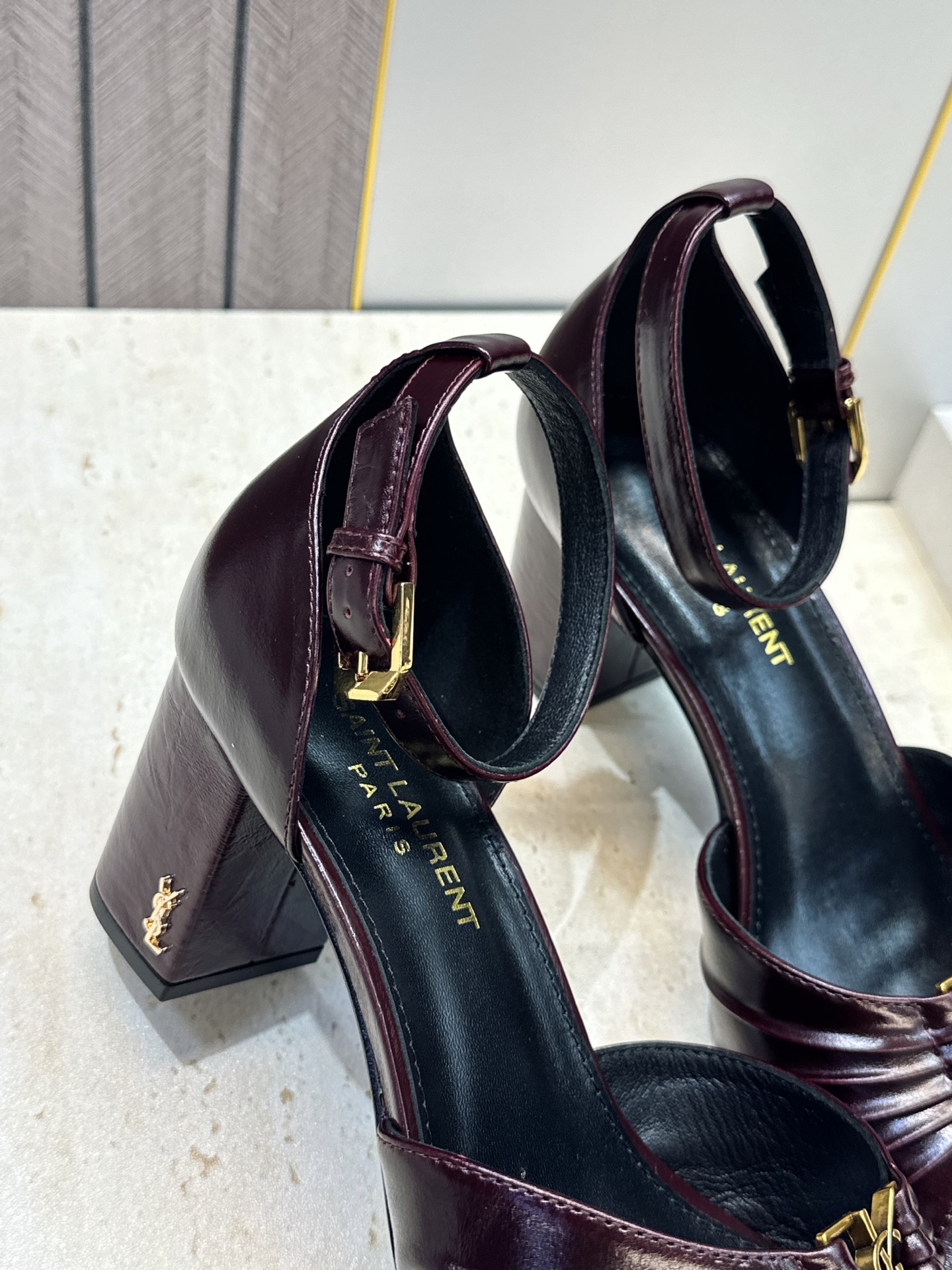 SAINT LAURENT PARIS 圣罗兰2026春夏新款中跟女鞋 YSL字母logo五金扣粗跟圆头露趾后包凉鞋 SAINT LAURENT PARIS 圣罗兰2026春夏新款中跟女鞋 YSL字母logo五金扣粗跟圆头露趾后包凉鞋