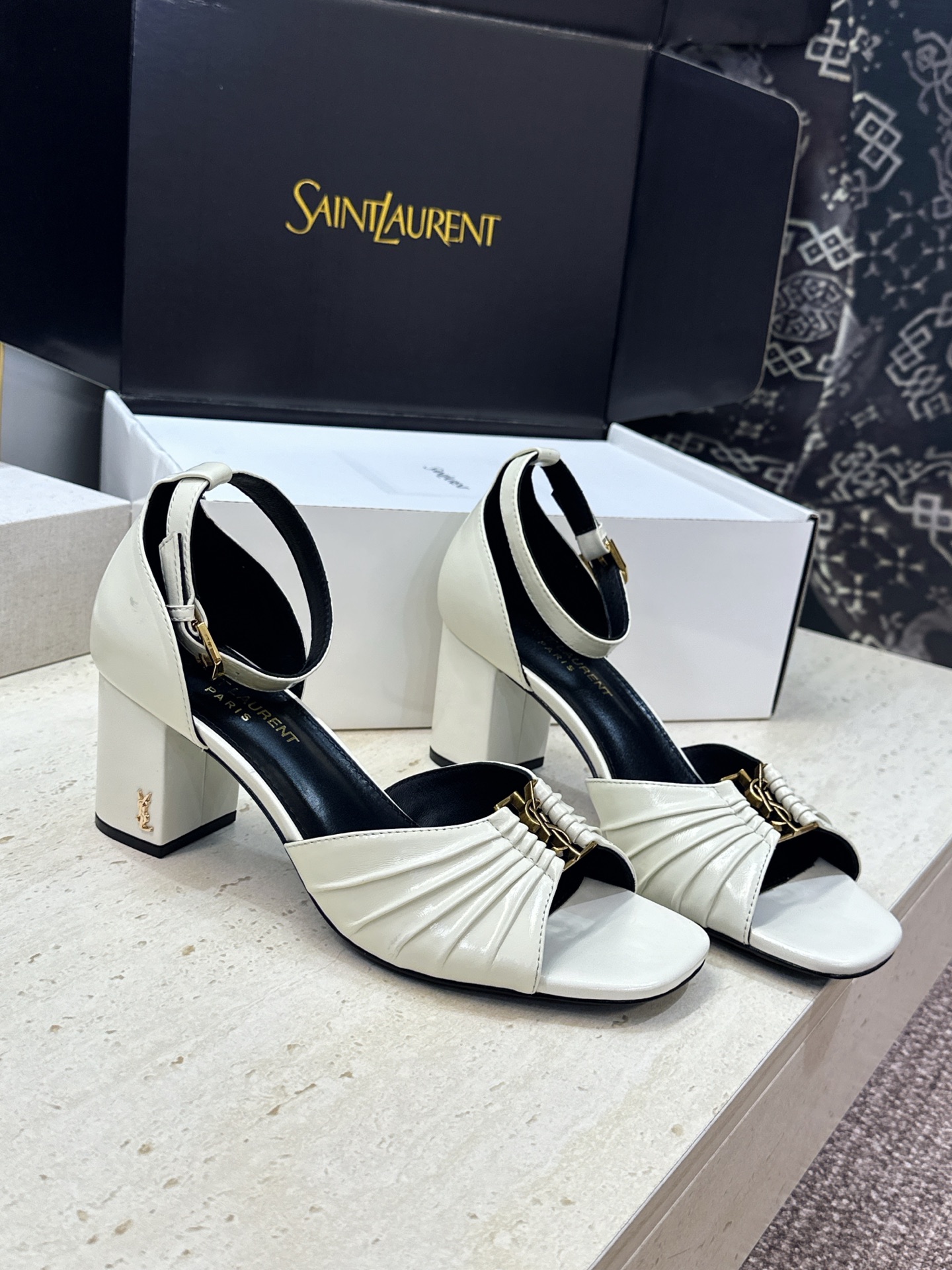 SAINT LAURENT PARIS 圣罗兰2026春夏新款中跟女鞋  YSL字母logo五金扣粗跟圆头露趾后包凉鞋 