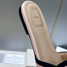 迪奥 Dior 2026春夏新款Romance 蝴蝶结波点拼色一字拖女鞋 CD字母logo立体刺绣粗跟圆头露趾凉拖鞋 材 迪奥 Dior 2026春夏新款Romance 蝴蝶结波点拼色一字拖女鞋 CD字母logo立体刺绣粗跟圆头露趾凉拖鞋 材
