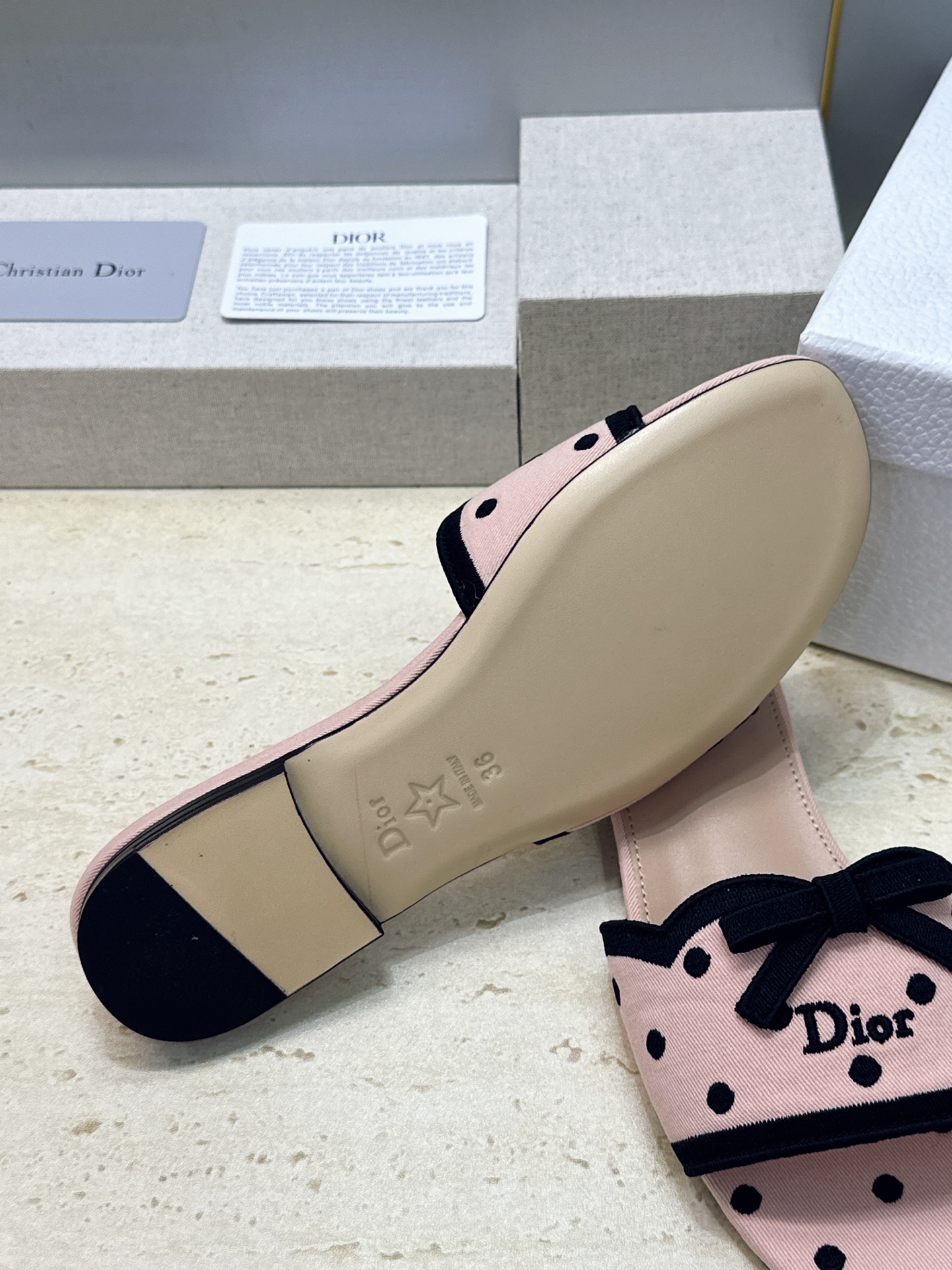 迪奥 Dior 2026春夏新款Romance 蝴蝶结波点拼色一字拖女鞋 CD字母logo立体刺绣粗跟圆头露趾凉拖鞋 材 迪奥 Dior 2026春夏新款Romance 蝴蝶结波点拼色一字拖女鞋 CD字母logo立体刺绣粗跟圆头露趾凉拖鞋 材
