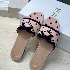 迪奥 Dior 2026春夏新款Romance 蝴蝶结波点拼色一字拖女鞋 CD字母logo立体刺绣粗跟圆头露趾凉拖鞋 材 迪奥 Dior 2026春夏新款Romance 蝴蝶结波点拼色一字拖女鞋 CD字母logo立体刺绣粗跟圆头露趾凉拖鞋 材