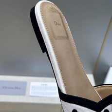 迪奥 Dior 2026春夏新款Romance 蝴蝶结波点拼色一字拖女鞋 CD字母logo立体刺绣粗跟圆头露趾凉拖鞋 材 迪奥 Dior 2026春夏新款Romance 蝴蝶结波点拼色一字拖女鞋 CD字母logo立体刺绣粗跟圆头露趾凉拖鞋 材