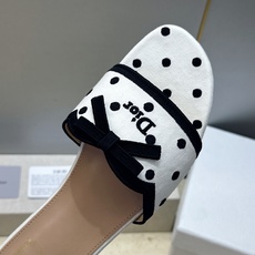 迪奥 Dior 2026春夏新款Romance 蝴蝶结波点拼色一字拖女鞋 CD字母logo立体刺绣粗跟圆头露趾凉拖鞋 材 迪奥 Dior 2026春夏新款Romance 蝴蝶结波点拼色一字拖女鞋 CD字母logo立体刺绣粗跟圆头露趾凉拖鞋 材