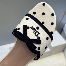 迪奥 Dior 2026春夏新款Romance 蝴蝶结波点拼色一字拖女鞋 CD字母logo立体刺绣粗跟圆头露趾凉拖鞋 材 迪奥 Dior 2026春夏新款Romance 蝴蝶结波点拼色一字拖女鞋 CD字母logo立体刺绣粗跟圆头露趾凉拖鞋 材