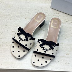 粗跟迪奥 Dior 2026春夏新款Romance 蝴蝶结波点拼色一字拖女鞋 CD字母logo立体刺绣粗跟圆头露趾凉拖鞋 粗跟迪奥 Dior 2026春夏新款Romance 蝴蝶结波点拼色一字拖女鞋 CD字母logo立体刺绣粗跟圆头露趾凉拖鞋