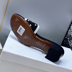 粗跟迪奥 Dior 2026春夏新款Romance 蝴蝶结波点拼色一字拖女鞋 CD字母logo立体刺绣粗跟圆头露趾凉拖鞋 粗跟迪奥 Dior 2026春夏新款Romance 蝴蝶结波点拼色一字拖女鞋 CD字母logo立体刺绣粗跟圆头露趾凉拖鞋