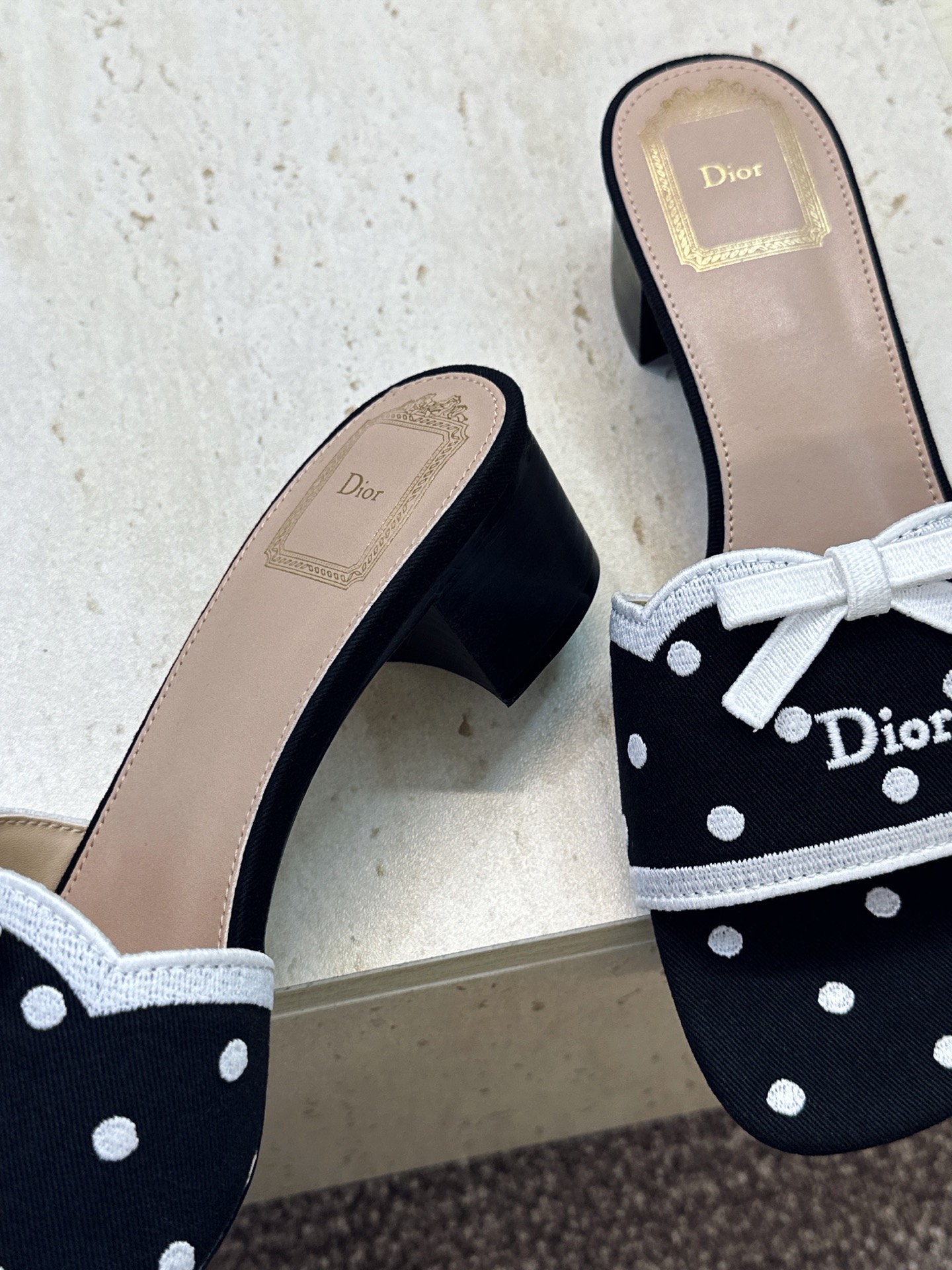 粗跟迪奥 Dior 2026春夏新款Romance 蝴蝶结波点拼色一字拖女鞋 CD字母logo立体刺绣粗跟圆头露趾凉拖鞋