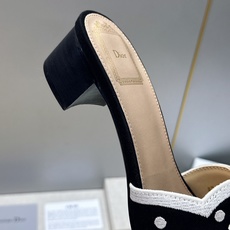 粗跟迪奥 Dior 2026春夏新款Romance 蝴蝶结波点拼色一字拖女鞋 CD字母logo立体刺绣粗跟圆头露趾凉拖鞋 粗跟迪奥 Dior 2026春夏新款Romance 蝴蝶结波点拼色一字拖女鞋 CD字母logo立体刺绣粗跟圆头露趾凉拖鞋