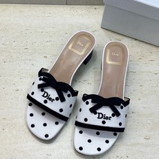 粗跟迪奥 Dior 2026春夏新款Romance 蝴蝶结波点拼色一字拖女鞋 CD字母logo立体刺绣粗跟圆头露趾凉拖鞋 粗跟迪奥 Dior 2026春夏新款Romance 蝴蝶结波点拼色一字拖女鞋 CD字母logo立体刺绣粗跟圆头露趾凉拖鞋