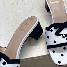 粗跟迪奥 Dior 2026春夏新款Romance 蝴蝶结波点拼色一字拖女鞋 CD字母logo立体刺绣粗跟圆头露趾凉拖鞋 粗跟迪奥 Dior 2026春夏新款Romance 蝴蝶结波点拼色一字拖女鞋 CD字母logo立体刺绣粗跟圆头露趾凉拖鞋