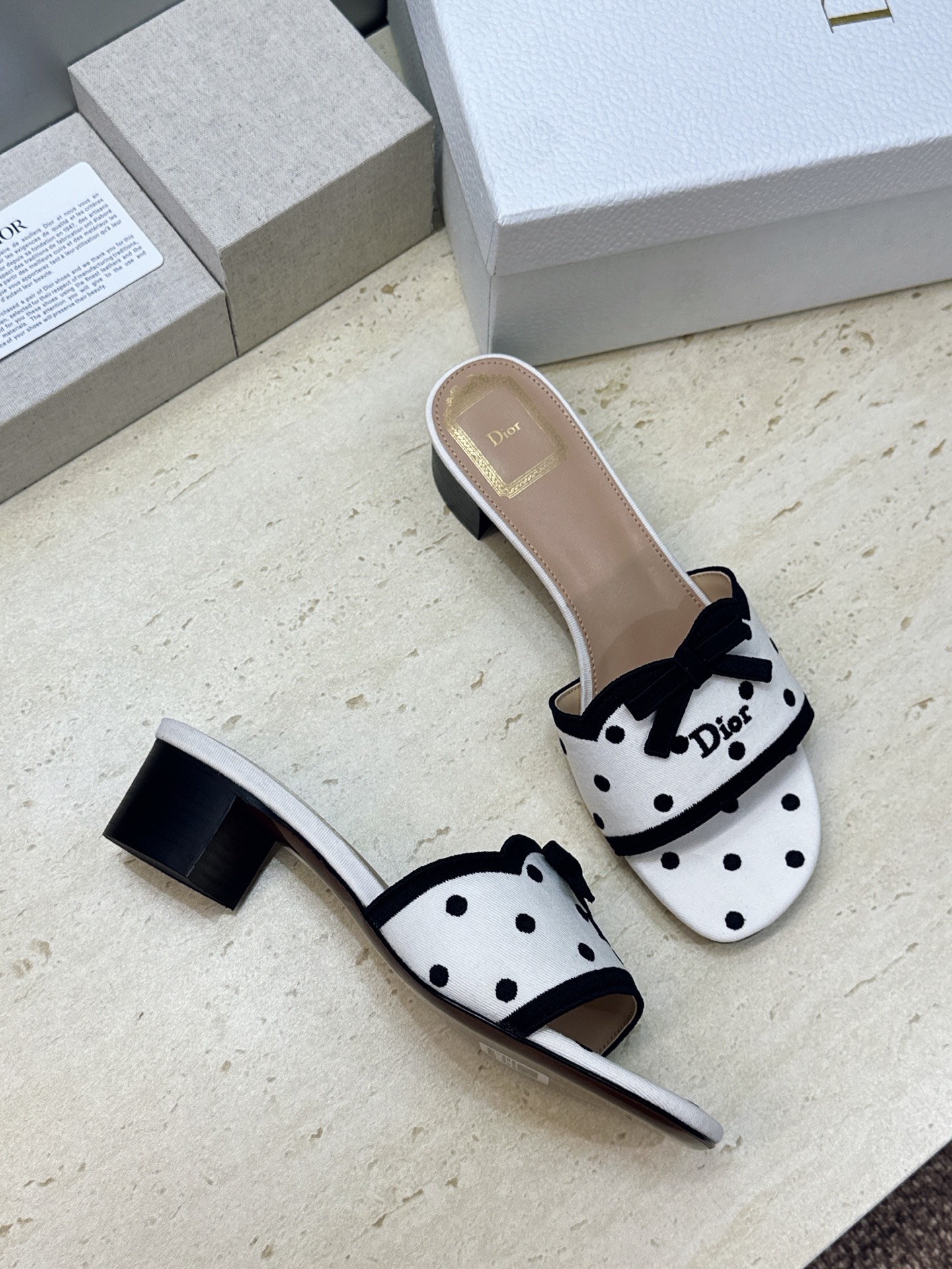 粗跟迪奥 Dior 2026春夏新款Romance 蝴蝶结波点拼色一字拖女鞋 CD字母logo立体刺绣粗跟圆头露趾凉拖鞋 粗跟迪奥 Dior 2026春夏新款Romance 蝴蝶结波点拼色一字拖女鞋 CD字母logo立体刺绣粗跟圆头露趾凉拖鞋