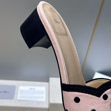 粗跟迪奥 Dior 2026春夏新款Romance 蝴蝶结波点拼色一字拖女鞋 CD字母logo立体刺绣粗跟圆头露趾凉拖鞋 粗跟迪奥 Dior 2026春夏新款Romance 蝴蝶结波点拼色一字拖女鞋 CD字母logo立体刺绣粗跟圆头露趾凉拖鞋