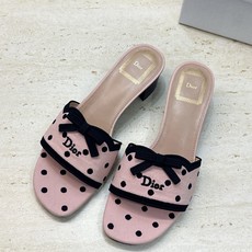 粗跟迪奥 Dior 2026春夏新款Romance 蝴蝶结波点拼色一字拖女鞋 CD字母logo立体刺绣粗跟圆头露趾凉拖鞋 粗跟迪奥 Dior 2026春夏新款Romance 蝴蝶结波点拼色一字拖女鞋 CD字母logo立体刺绣粗跟圆头露趾凉拖鞋