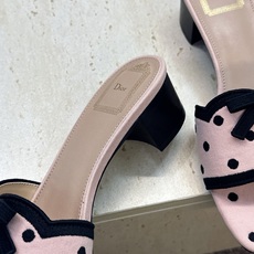 粗跟迪奥 Dior 2026春夏新款Romance 蝴蝶结波点拼色一字拖女鞋 CD字母logo立体刺绣粗跟圆头露趾凉拖鞋 粗跟迪奥 Dior 2026春夏新款Romance 蝴蝶结波点拼色一字拖女鞋 CD字母logo立体刺绣粗跟圆头露趾凉拖鞋