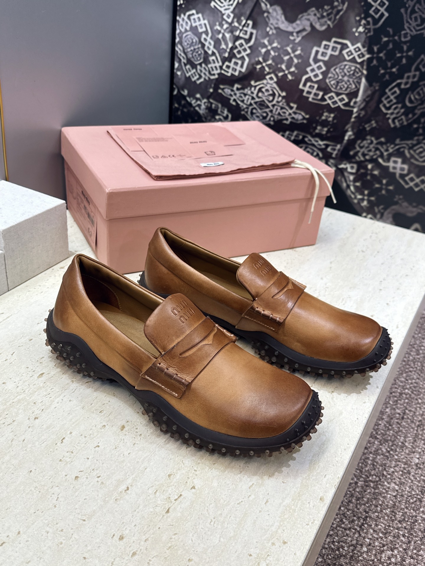 Miumiu 2026春夏新款复古时尚擦色休闲女皮鞋 缪缪字母logo皮带扣厚底方头一脚蹬乐福鞋 材质:鞋面进口小牛皮+