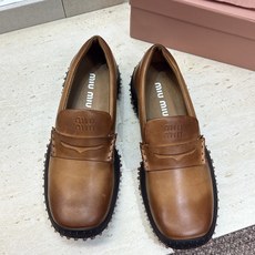 Miumiu 2026春夏新款复古时尚擦色休闲女皮鞋 缪缪字母logo皮带扣厚底方头一脚蹬乐福鞋 材质:鞋面进口小牛皮+ Miumiu 2026春夏新款复古时尚擦色休闲女皮鞋 缪缪字母logo皮带扣厚底方头一脚蹬乐福鞋 材质:鞋面进口小牛皮+