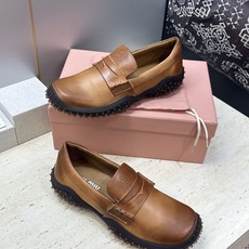 Miumiu 2026春夏新款复古时尚擦色休闲女皮鞋 缪缪字母logo皮带扣厚底方头一脚蹬乐福鞋 材质:鞋面进口小牛皮+ Miumiu 2026春夏新款复古时尚擦色休闲女皮鞋 缪缪字母logo皮带扣厚底方头一脚蹬乐福鞋 材质:鞋面进口小牛皮+