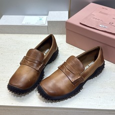 Miumiu 2026春夏新款复古时尚擦色休闲女皮鞋 缪缪字母logo皮带扣厚底方头一脚蹬乐福鞋 材质:鞋面进口小牛皮+ Miumiu 2026春夏新款复古时尚擦色休闲女皮鞋 缪缪字母logo皮带扣厚底方头一脚蹬乐福鞋 材质:鞋面进口小牛皮+