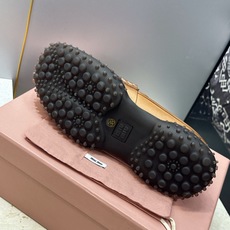Miumiu 2026春夏新款复古时尚擦色休闲女皮鞋 缪缪字母logo皮带扣厚底方头一脚蹬乐福鞋 材质:鞋面进口小牛皮+ Miumiu 2026春夏新款复古时尚擦色休闲女皮鞋 缪缪字母logo皮带扣厚底方头一脚蹬乐福鞋 材质:鞋面进口小牛皮+