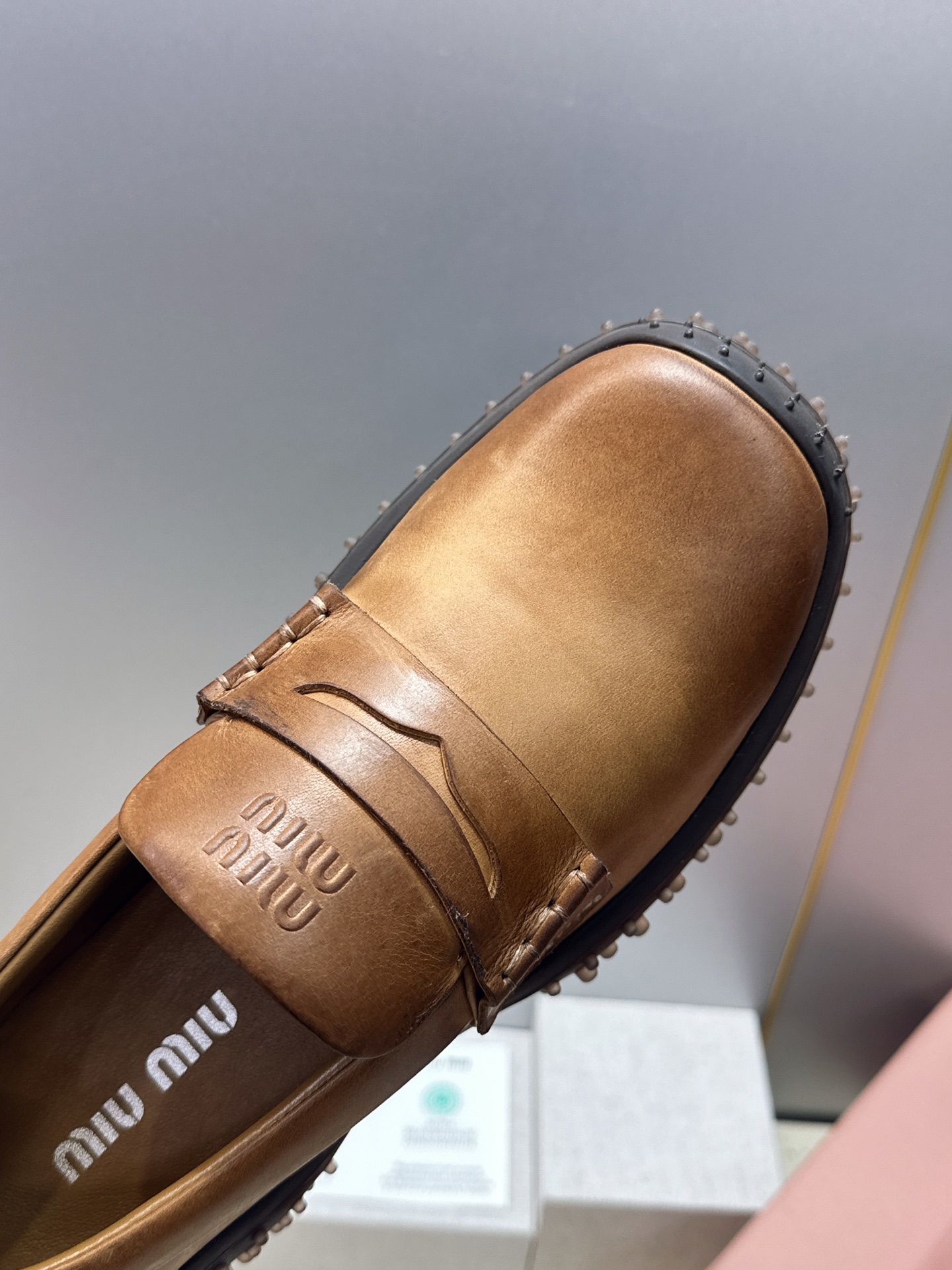 Miumiu 2026春夏新款复古时尚擦色休闲女皮鞋 缪缪字母logo皮带扣厚底方头一脚蹬乐福鞋 材质:鞋面进口小牛皮+ Miumiu 2026春夏新款复古时尚擦色休闲女皮鞋 缪缪字母logo皮带扣厚底方头一脚蹬乐福鞋 材质:鞋面进口小牛皮+