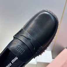 Miumiu 2026春夏新款复古时尚擦色休闲女皮鞋 缪缪字母logo皮带扣厚底方头一脚蹬乐福鞋 材质:鞋面进口小牛皮+ Miumiu 2026春夏新款复古时尚擦色休闲女皮鞋 缪缪字母logo皮带扣厚底方头一脚蹬乐福鞋 材质:鞋面进口小牛皮+