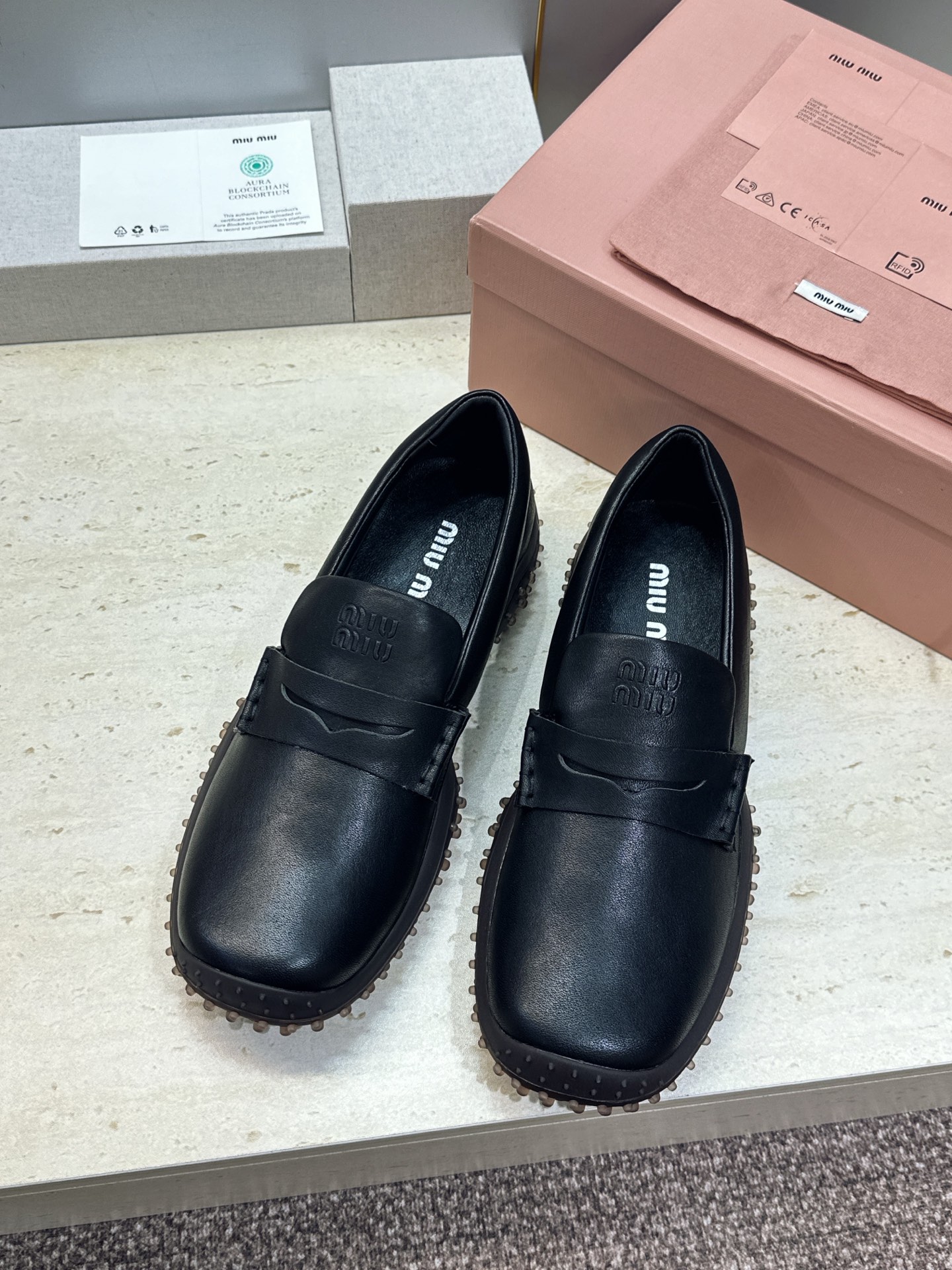 Miumiu 2026春夏新款复古时尚擦色休闲女皮鞋 缪缪字母logo皮带扣厚底方头一脚蹬乐福鞋 材质:鞋面进口小牛皮+ Miumiu 2026春夏新款复古时尚擦色休闲女皮鞋 缪缪字母logo皮带扣厚底方头一脚蹬乐福鞋 材质:鞋面进口小牛皮+