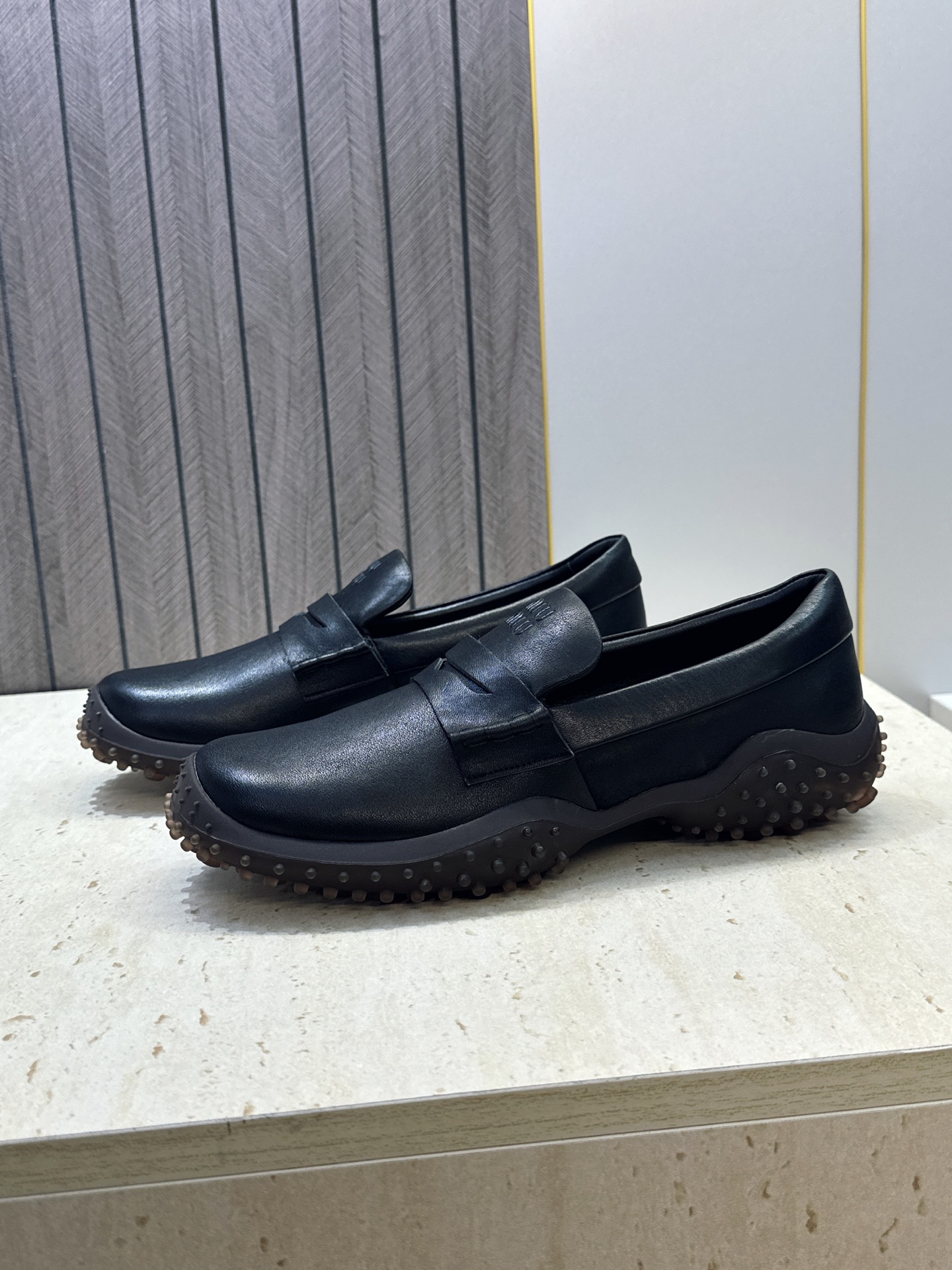 Miumiu 2026春夏新款复古时尚擦色休闲女皮鞋 缪缪字母logo皮带扣厚底方头一脚蹬乐福鞋 材质:鞋面进口小牛皮+ Miumiu 2026春夏新款复古时尚擦色休闲女皮鞋 缪缪字母logo皮带扣厚底方头一脚蹬乐福鞋 材质:鞋面进口小牛皮+