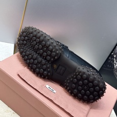 Miumiu 2026春夏新款复古时尚擦色休闲女皮鞋 缪缪字母logo皮带扣厚底方头一脚蹬乐福鞋 材质:鞋面进口小牛皮+ Miumiu 2026春夏新款复古时尚擦色休闲女皮鞋 缪缪字母logo皮带扣厚底方头一脚蹬乐福鞋 材质:鞋面进口小牛皮+
