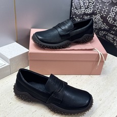Miumiu 2026春夏新款复古时尚擦色休闲女皮鞋 缪缪字母logo皮带扣厚底方头一脚蹬乐福鞋 材质:鞋面进口小牛皮+ Miumiu 2026春夏新款复古时尚擦色休闲女皮鞋 缪缪字母logo皮带扣厚底方头一脚蹬乐福鞋 材质:鞋面进口小牛皮+