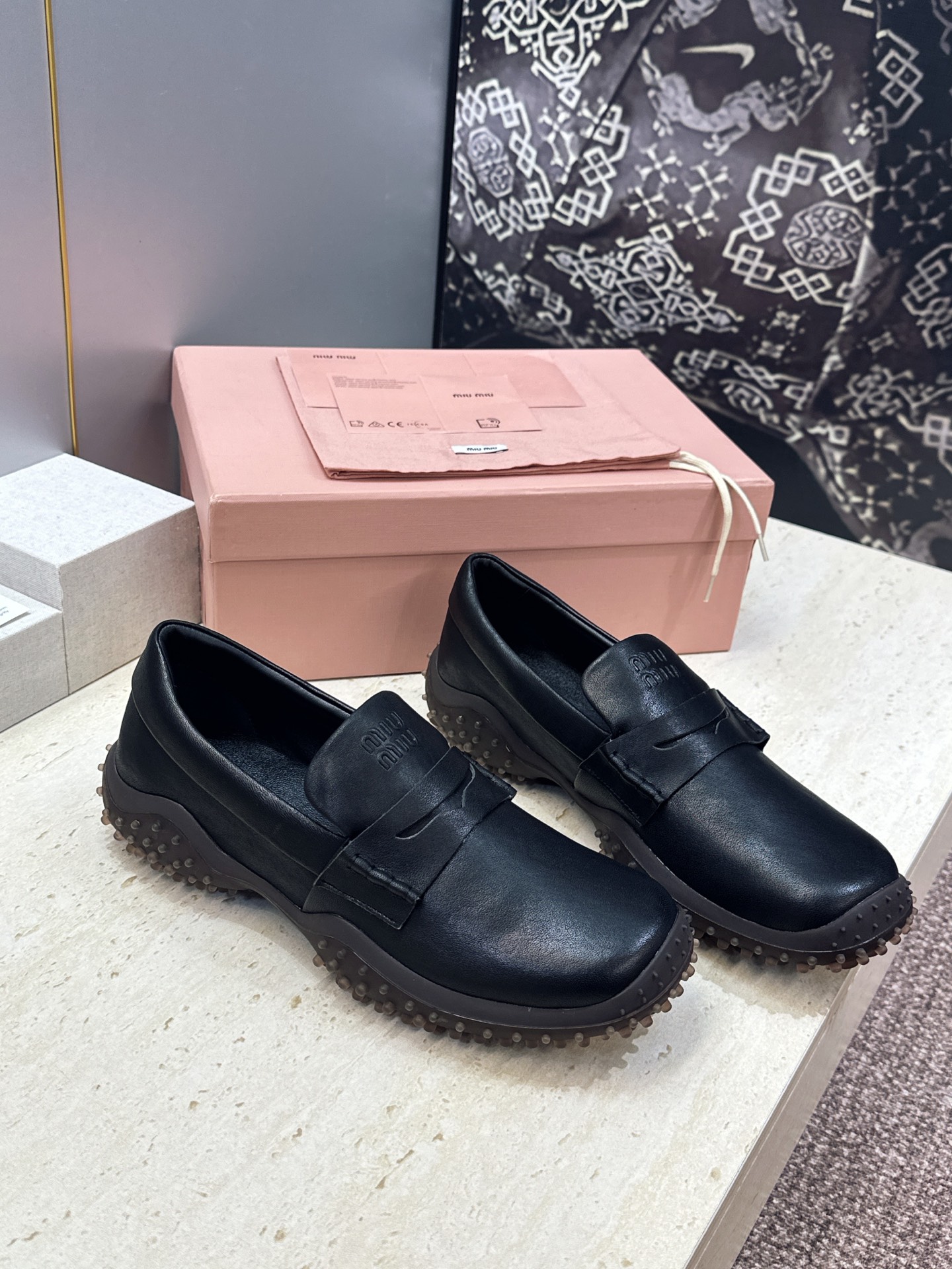 Miumiu 2026春夏新款复古时尚擦色休闲女皮鞋 缪缪字母logo皮带扣厚底方头一脚蹬乐福鞋 材质:鞋面进口小牛皮+