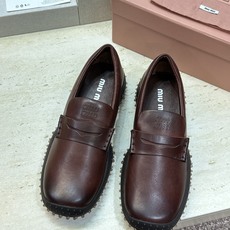 Miumiu 2026春夏新款复古时尚擦色休闲女皮鞋 缪缪字母logo皮带扣厚底方头一脚蹬乐福鞋 材质:鞋面进口小牛皮+ Miumiu 2026春夏新款复古时尚擦色休闲女皮鞋 缪缪字母logo皮带扣厚底方头一脚蹬乐福鞋 材质:鞋面进口小牛皮+