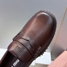 Miumiu 2026春夏新款复古时尚擦色休闲女皮鞋 缪缪字母logo皮带扣厚底方头一脚蹬乐福鞋 材质:鞋面进口小牛皮+ Miumiu 2026春夏新款复古时尚擦色休闲女皮鞋 缪缪字母logo皮带扣厚底方头一脚蹬乐福鞋 材质:鞋面进口小牛皮+